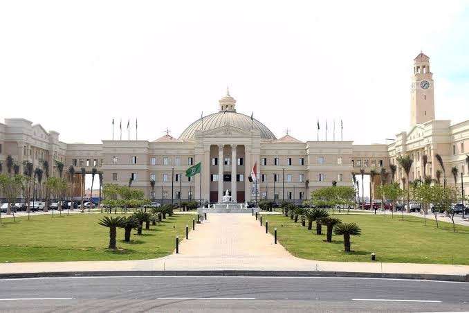 فرص مميزة الطب بـ 155 ألف جنيه والصيدلة بـ 110.000.. مصروفات جامعة القاهرة الأهلية 2025