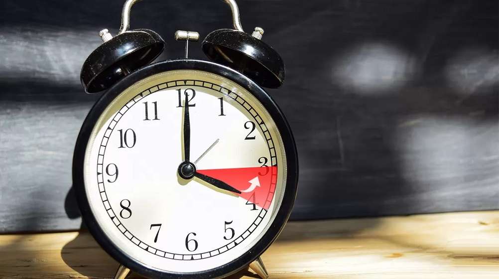 لا تفوت الفرصة 60 دقيقة تغيّر الساعة.. اكتشف موعد العمل بالتوقيت الشتوي في مصر