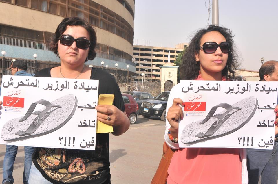 متظاهرين يحملون ” الشبشب ” امام ماسبيرو لاقاله وزير الاعلام