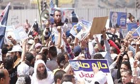 اشتباكات بين أولاد أبو إسماعيل والصحفيين أمام مدينة الانتاج