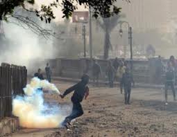 استمرار الحرب بين المتظاهرين والامن بقصر النيل